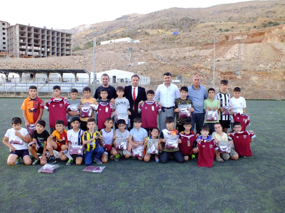 Tutlu çocuklara yaz futbol okulu sonunda forma hediye edildi