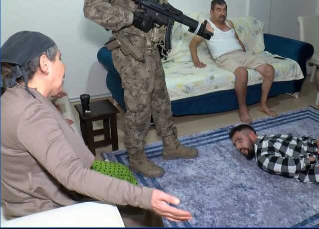 Uyuşturucu Satıcılarına Operasyonda 1 Kişi Gözaltına Alınırken Annesinin Çaresizliği Herkesi Duygulandırdı Uyuşturucu Satıcılarına Operasyonda 1 Kişi Gözaltına Alınırken Annesinin Çaresizliği Herkesi Duygulandırdı
