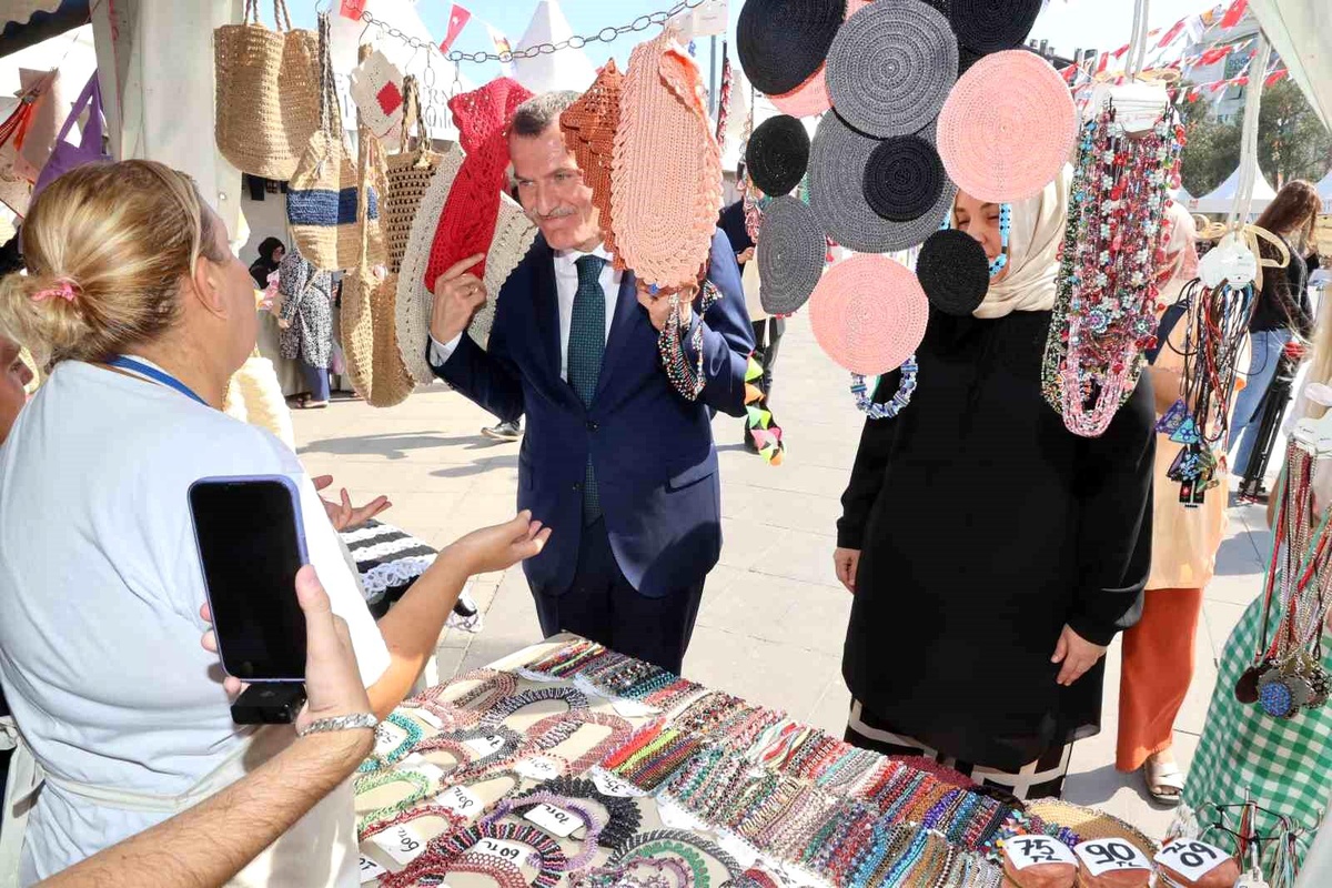 Zeytinburnu Belediyesi Kadınların El Emeği Ürünlerini Satışa Sunuyor