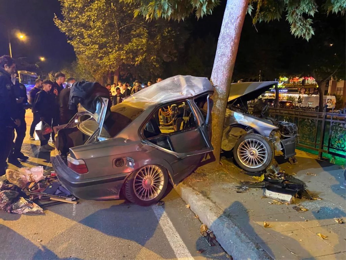 Kastamonu\'da Otomobil Ağaca Çarptı: 2 Yaralı