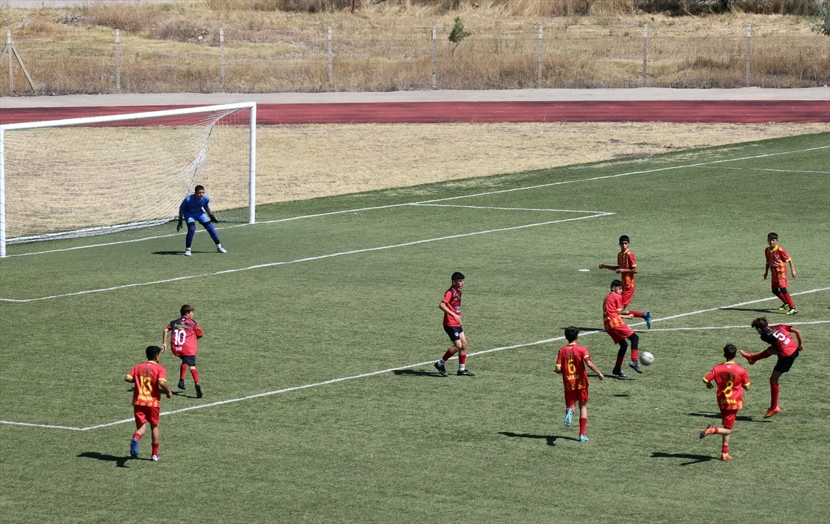 Ağrı\'da düzenlenen UYAFA Ağrı Dağı Cup Futbol Turnuvası\'nda yarı final maçları oynandı