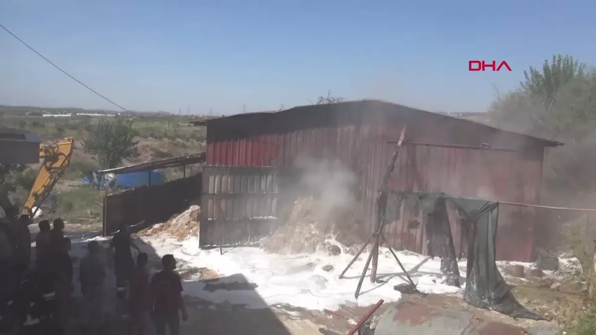 Manavgat\'ta Ahır ve Samanlık Yangını: 2 Bin Balya Saman Zarar Gördü