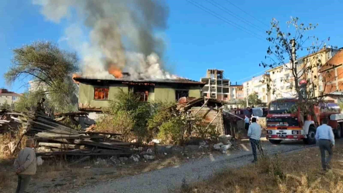 Kastamonu\'da çıkan yangında ahşap ev kullanılamaz hale geldi