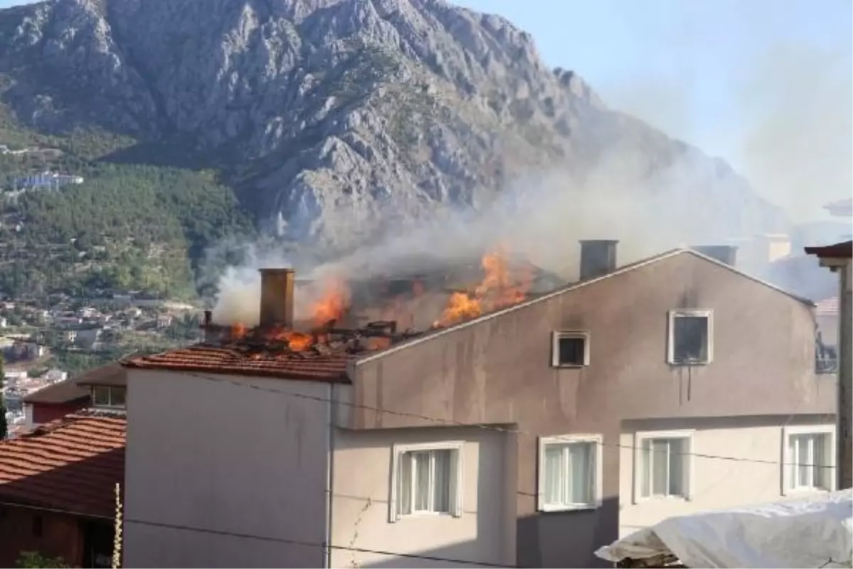 Amasya'da 4 Katlı Binanın Çatı Katında Yangın Çıktı
