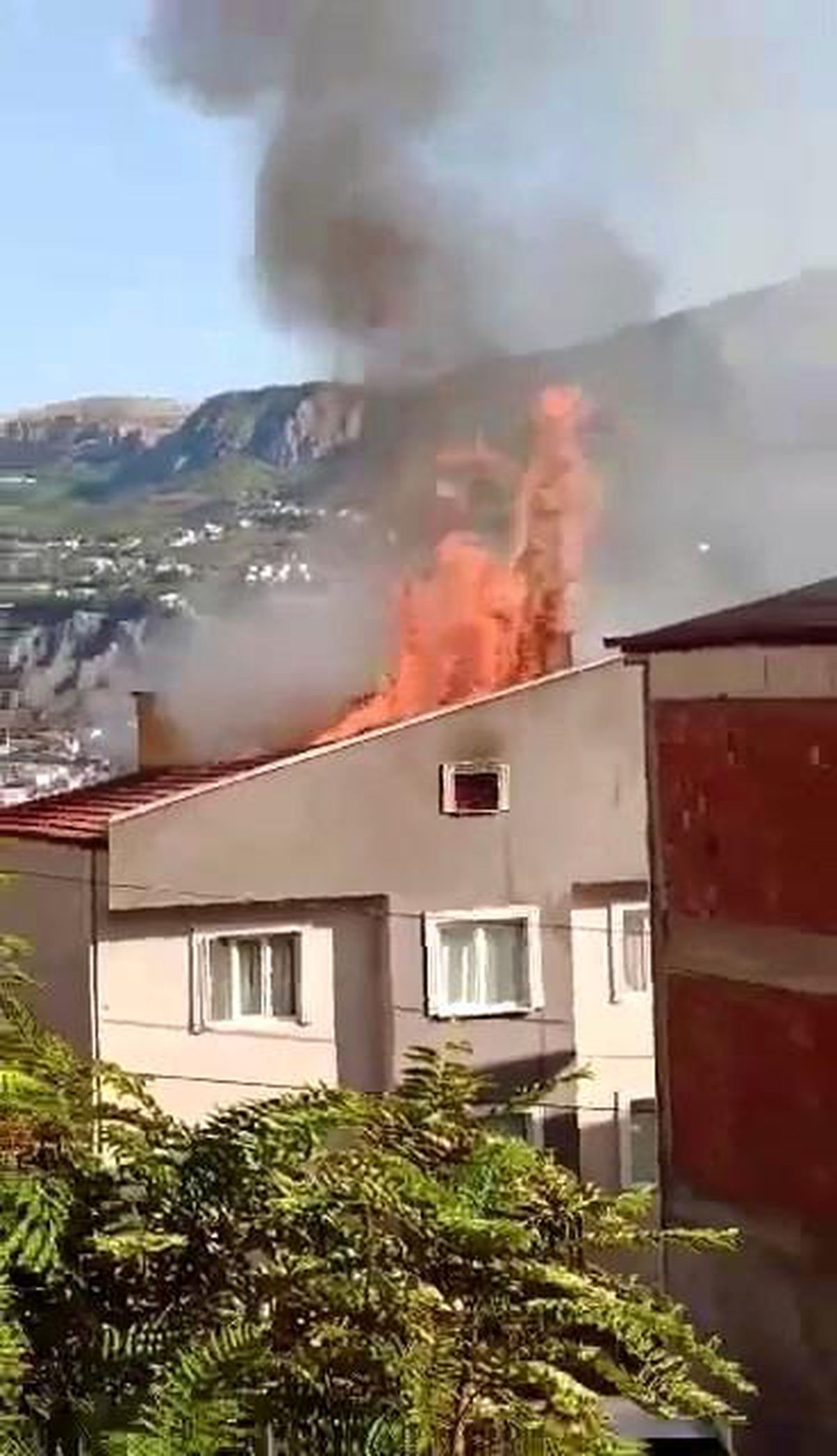 Amasya\'da 4 Katlı Binanın Çatı Katında Yangın Çıktı