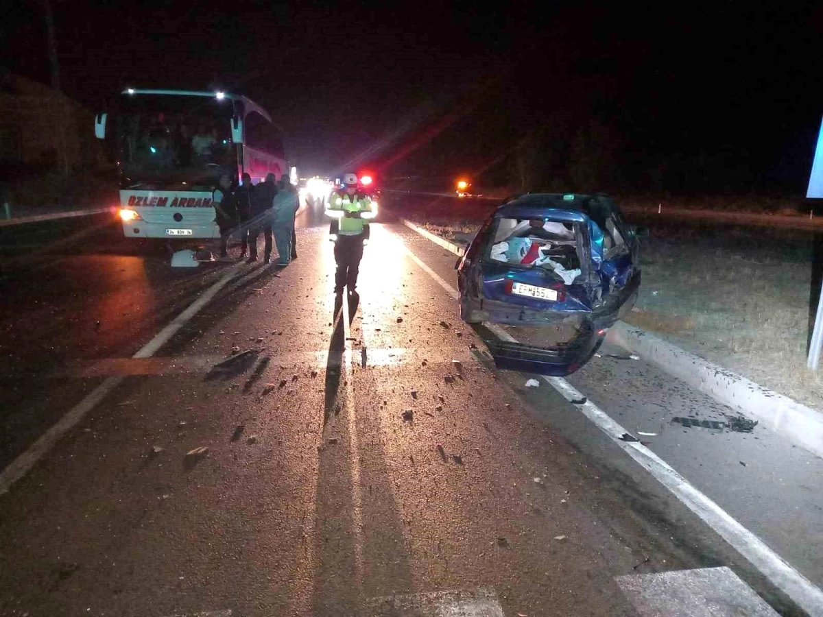 Amasya\'da Kırmızı Işıkta Bekleyen Araç ve Otobüse Çarpan Otomobilde 3 Kişi Yaralandı