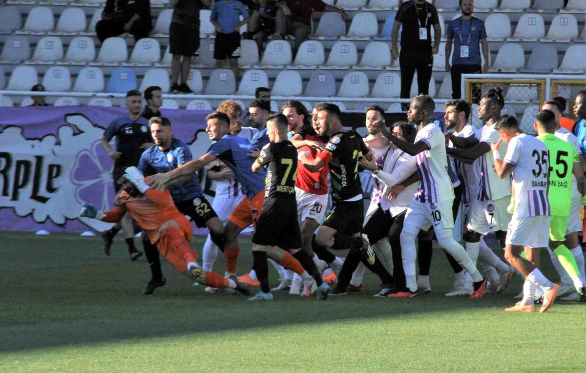 Ankara Keçiörengücü-Şanlıurfaspor Maçında Futbolcular Arasında Tartışma