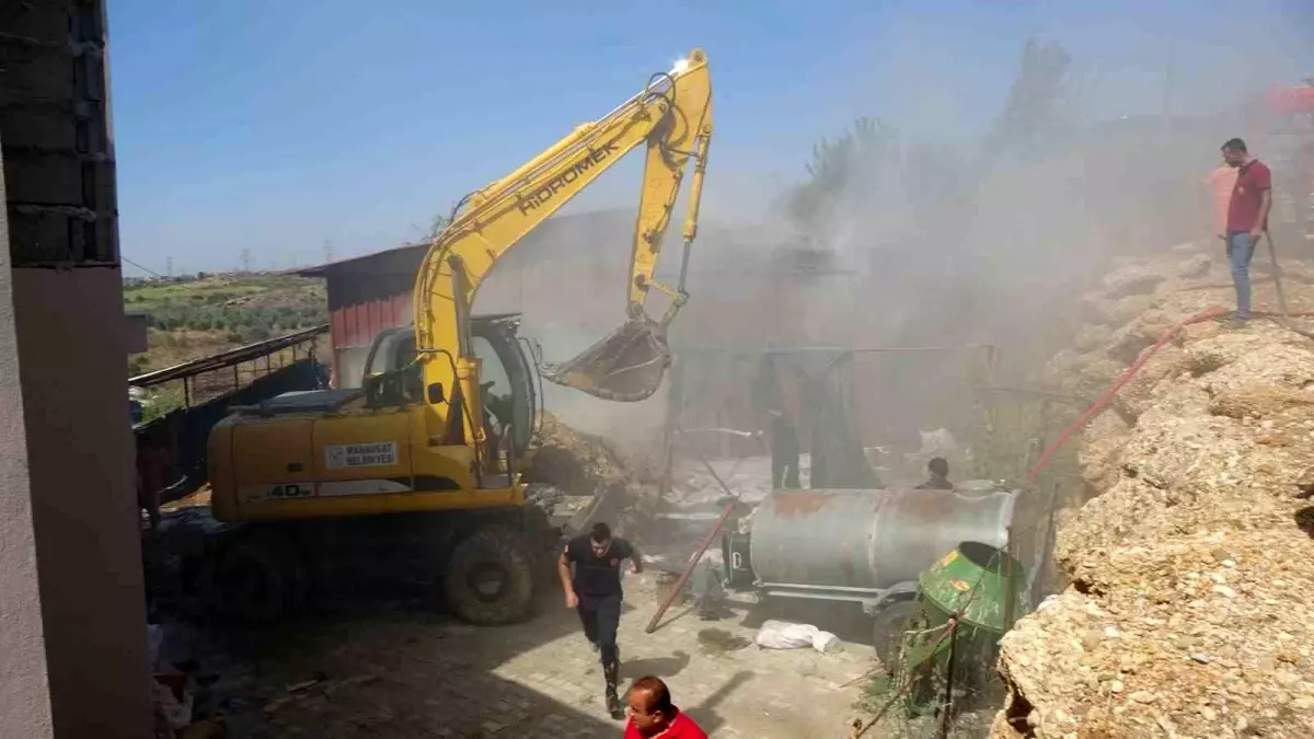 Manavgat\'ta çıkan yangında hayvanlar kurtarıldı, 2 bin balya saman yandı