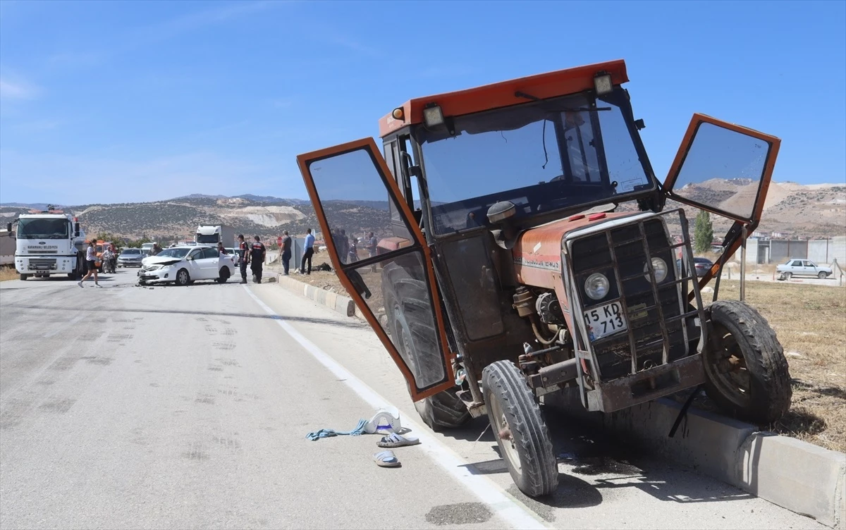 Burdur\'da Otomobil ve Traktör Çarpışması: 4 Yaralı