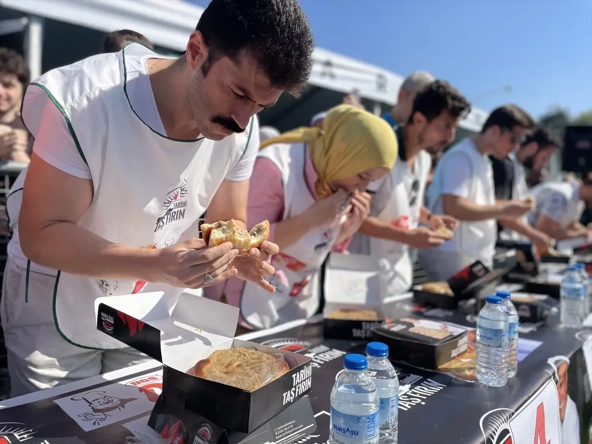 Bursa\'da Tahanlı Pide Yeme Yarışması Düzenlendi