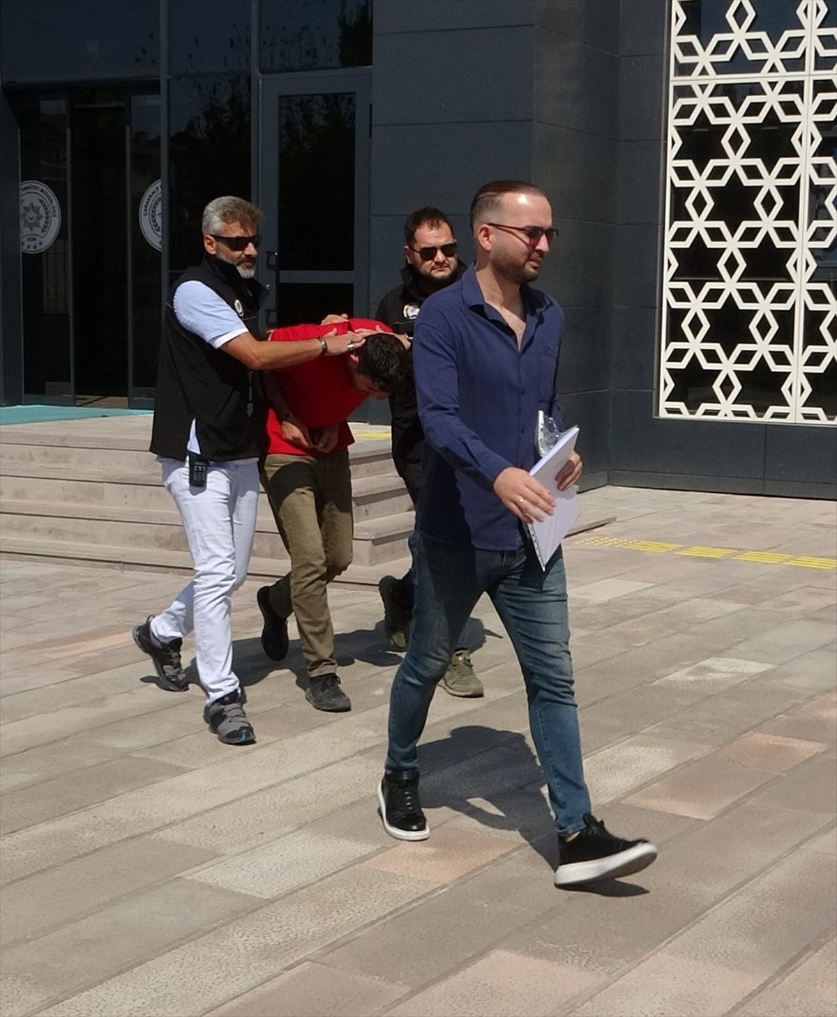 Çanakkale\'de Yaşlı Kadını Darbedip Yağmalayan Zanlı Tutuklandı