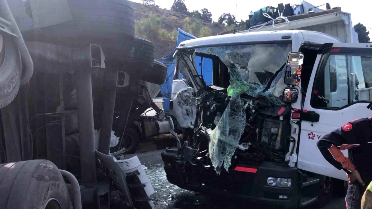 Çekmeköy\'de Tırın Dorsesine Çarpan Kamyonetin Şoförü ve Yolcusu Yaralandı