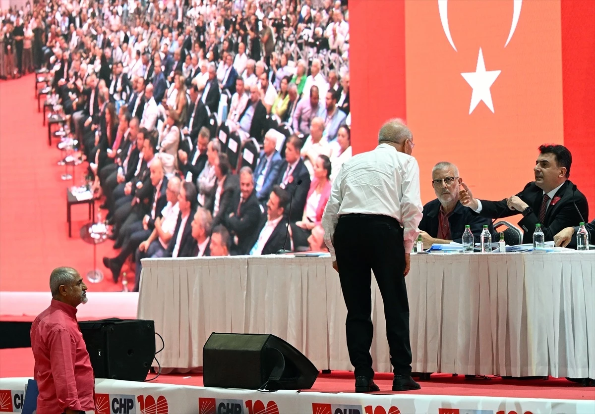 CHP İzmir İl Başkanlığı Kongresi\'nde Arbede Çıktı