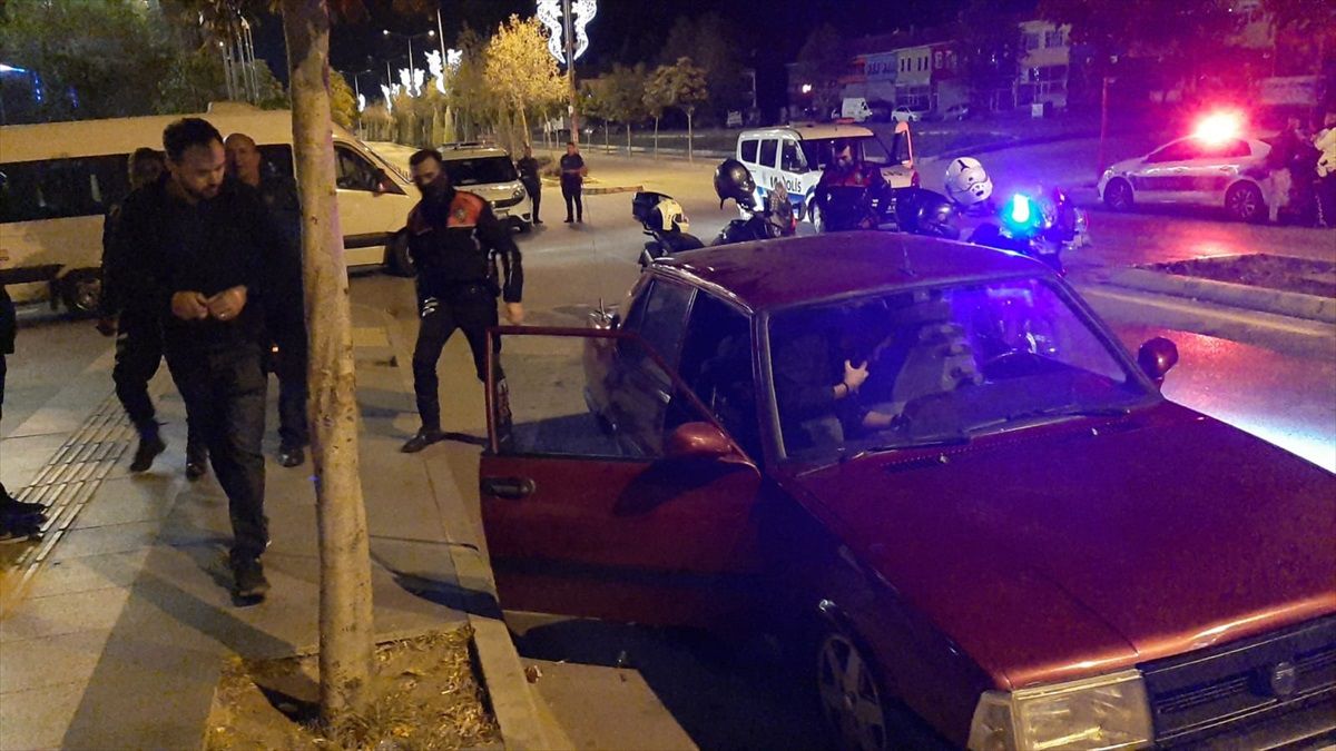 Çorum\'da Polis İhtarına Uymayan Otomobilde Sentetik Hap Bulundu