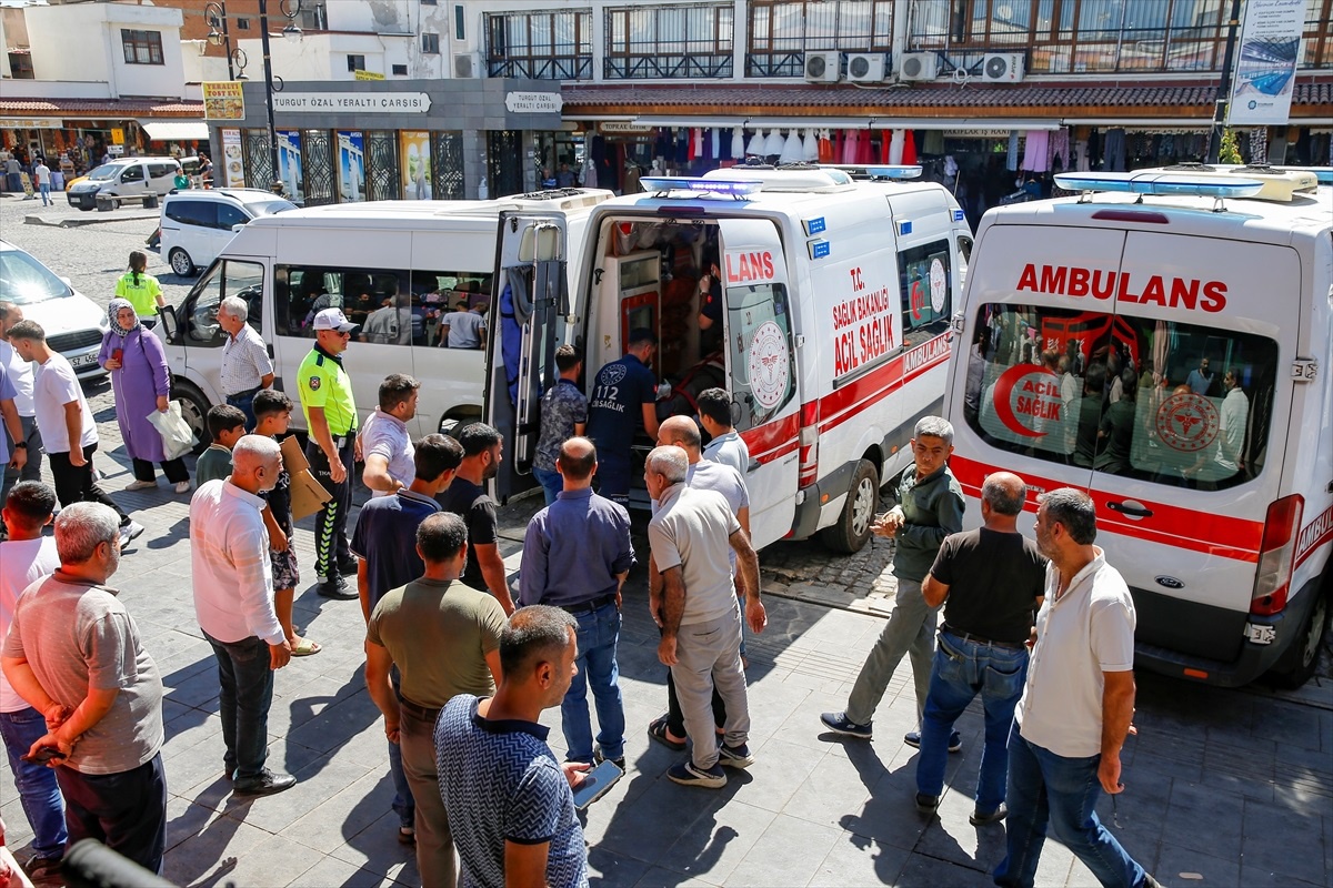 Diyarbakır\'da silahlı kavga: Baba ve oğlu ile bir kişi yaralandı