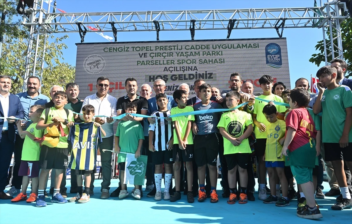 Türk Futbolunun Eski Yıldızları Parseller Spor Sahası\'nın Açılışında Sahaya Çıktı