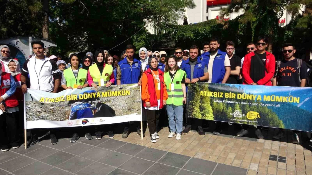 Kayseri\'de Gençler Dünya Temizlik Günü\'nde Çevre Temizliği Yaptı
