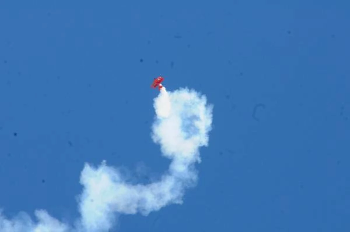 Türkiye\'nin ilk profesyonel kadın akrobasi pilotu Semin Öztürk Şener\'in gösterisiyle Sivrihisar Hava Gösterileri başladı