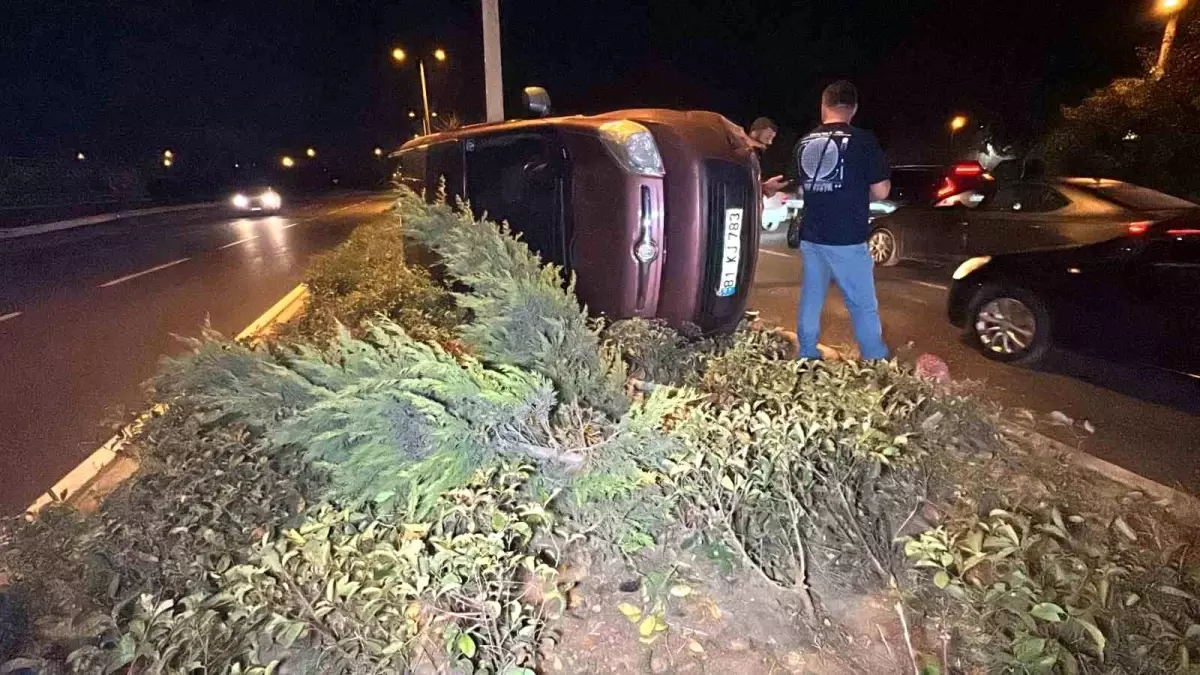 Düzce\'de Hafif Ticari Araç Refüje Çıkarak Devrildi