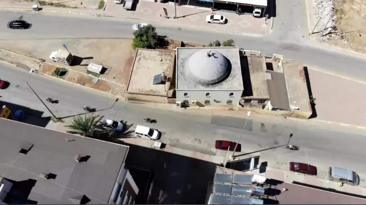 Antalya\'da İmar Değişiklikleri Sonucu Camiler Yolun Ortasında Kaldı