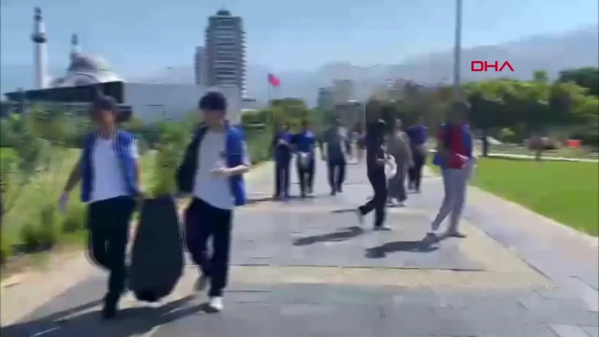 İskenderun Gençlik Merkezi Öğrencileri Sahilde Temizlik Yaptı