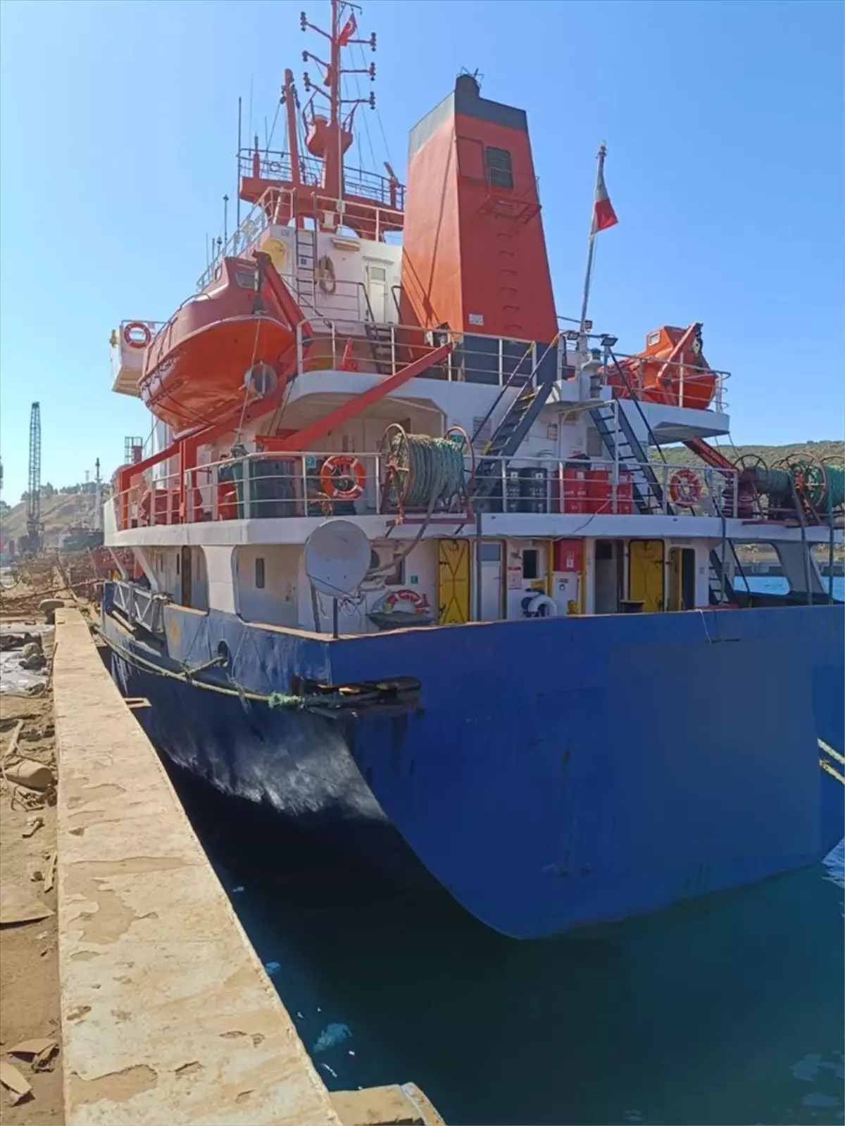 İzmir Aliağa Limanı\'nda 51 Ton Kaçak Akaryakıta El Konuldu