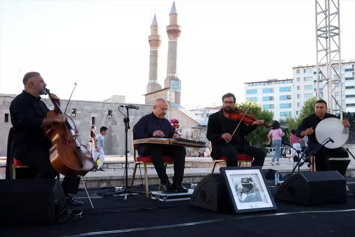 Ünlü Kanun Virtüözü Göksel Baktagir, Sivas\'ta Konser Verdi