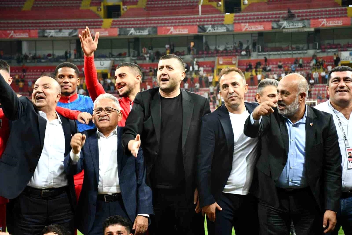 MHP Milletvekili Baki Ersoy, Gaziantep FK maçının ardından taraftarlarla sevincini paylaştı