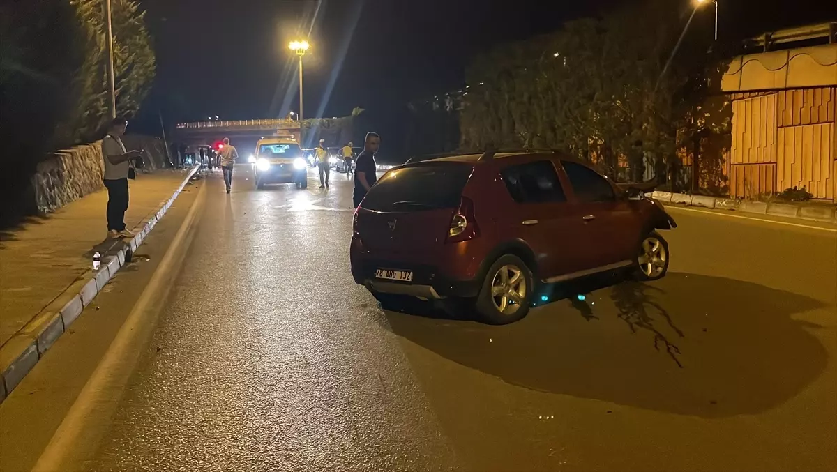 Karabük\'te Aydınlatma Direğine Çarpan Cipin Sürücüsü Yaralandı