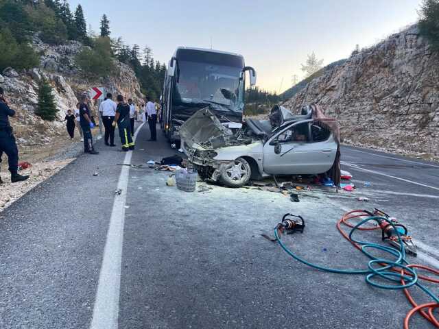 Karşı yönden gelen otomobil, yolcu otobüsünün altına girdi! Korkunç kaza araç kamerasında Karşı yönden gelen otomobil, yolcu otobüsünün altına girdi! Korkunç kaza araç kamerasında