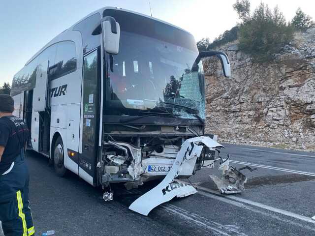 Karşı yönden gelen otomobil, yolcu otobüsünün altına girdi! Korkunç kaza araç kamerasında Karşı yönden gelen otomobil, yolcu otobüsünün altına girdi! Korkunç kaza araç kamerasında