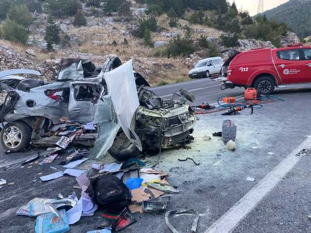 Karşı yönden gelen otomobil, yolcu otobüsünün altına girdi! Korkunç kaza araç kamerasında Karşı yönden gelen otomobil, yolcu otobüsünün altına girdi! Korkunç kaza araç kamerasında