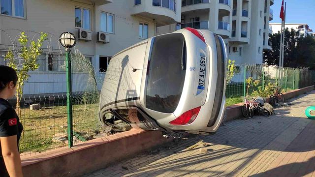 Antalya'da kaza yapan sürücü olay yerinden kaçtı Antalya'da kaza yapan sürücü olay yerinden kaçtı