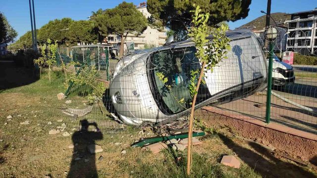 Antalya'da kaza yapan sürücü olay yerinden kaçtı Antalya'da kaza yapan sürücü olay yerinden kaçtı