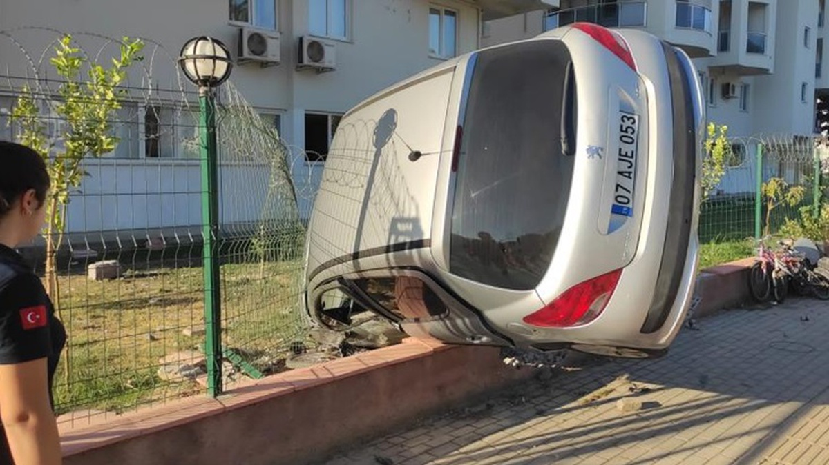 Bir garip kaza! Otomobil sürücüsü yan yatan aracını bırakıp kaçtı