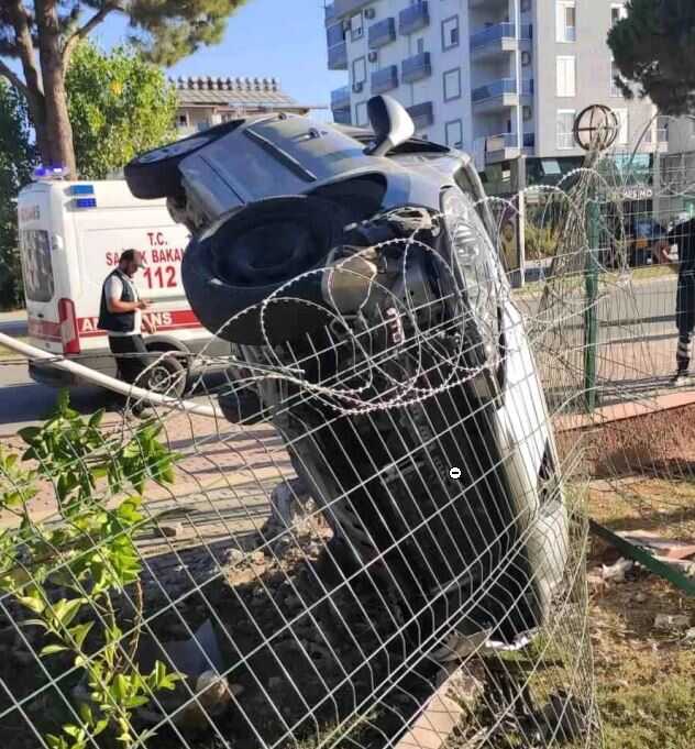 Kaza yapan sürücü aracını bırakıp olay yerinden kaçtı Kaza yapan sürücü aracını bırakıp olay yerinden kaçtı