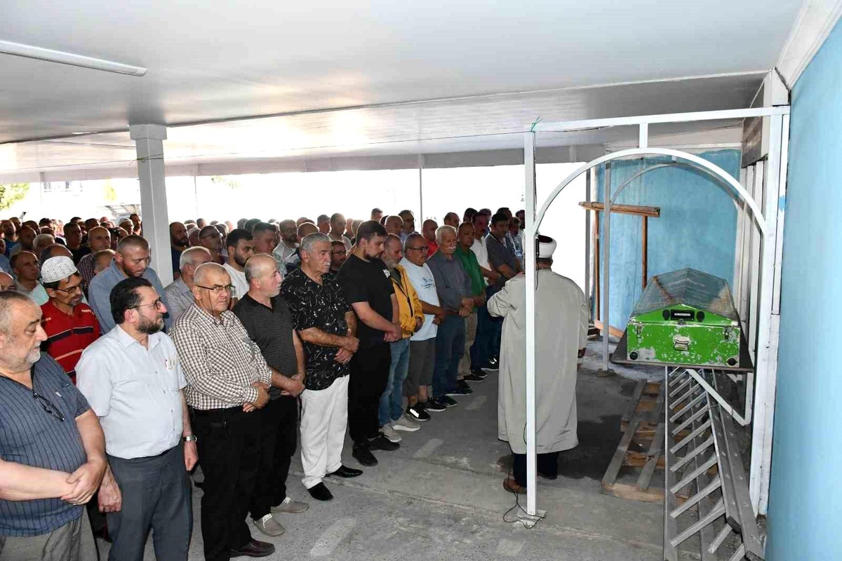 Karabük\'te çöp kamyonunun altında kalan yaşlı adam toprağa verildi