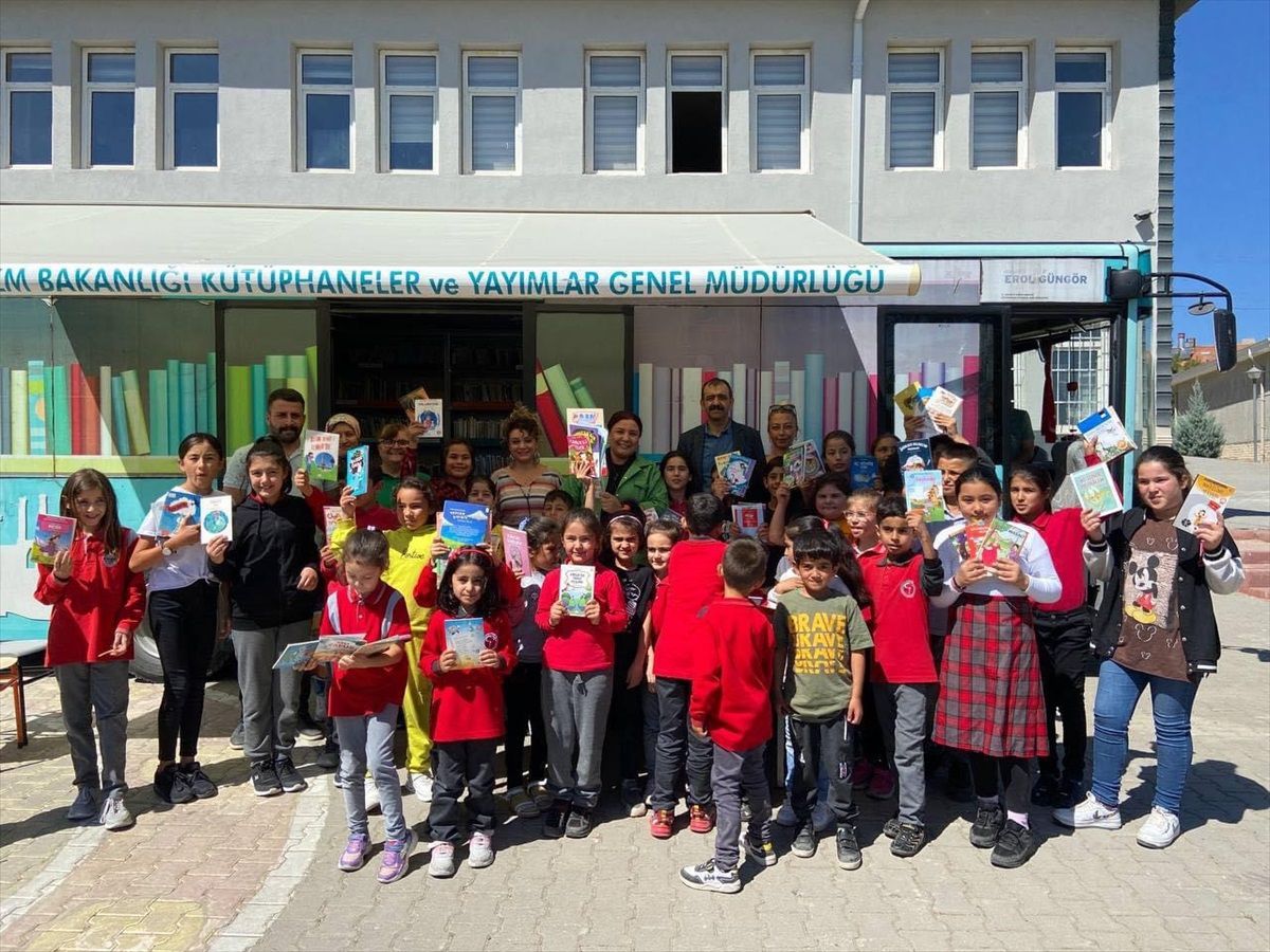 AK Parti Kırşehir İl Başkanı Seher Ünsal, Çayağzı köyünde gezici kütüphanenin kitaplarını çocuklarla okudu