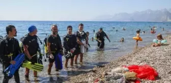 Konyaaltı Sahili'nde Deniz ve Kıyı Temizliği Yapıldı
