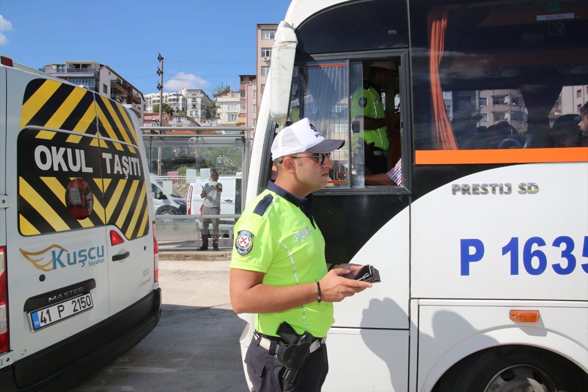Kocaeli\'de Okul Servislerine Denetim: 84 Şoföre 177 Bin 296 Lira Cezai İşlem Uygulandı