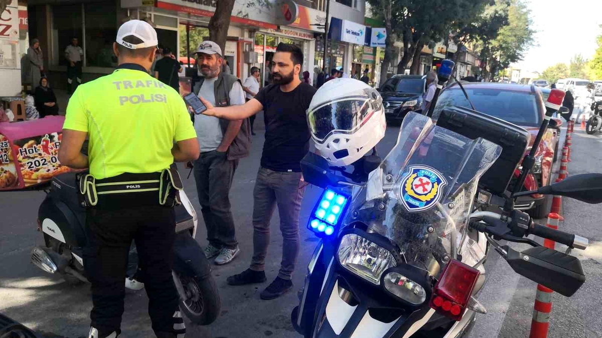 Aksaray\'da Plakasız ve Kasksız Motosiklet Sürücüsüne 11 Bin TL Cezası