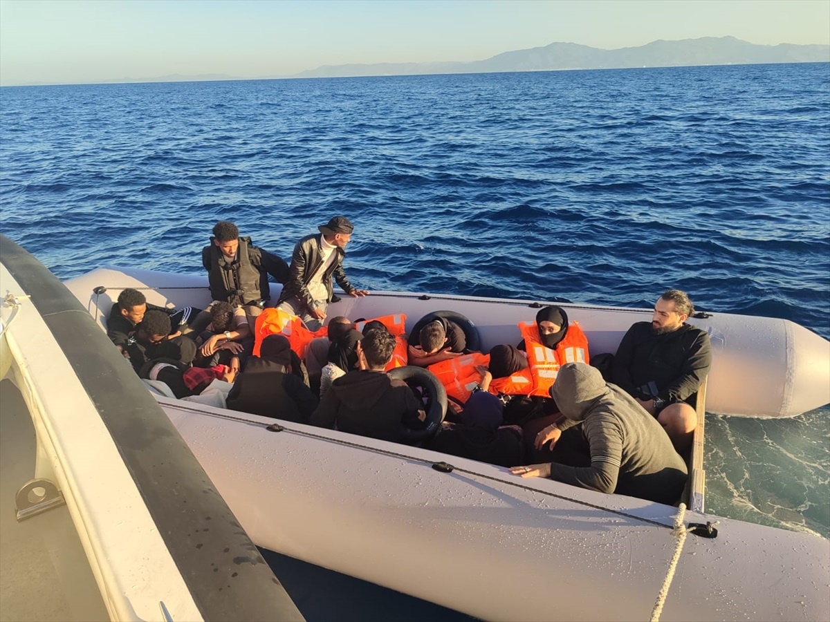 Yunanistan unsurlarınca Türk kara sularına itilen 48 düzensiz göçmen kurtarıldı