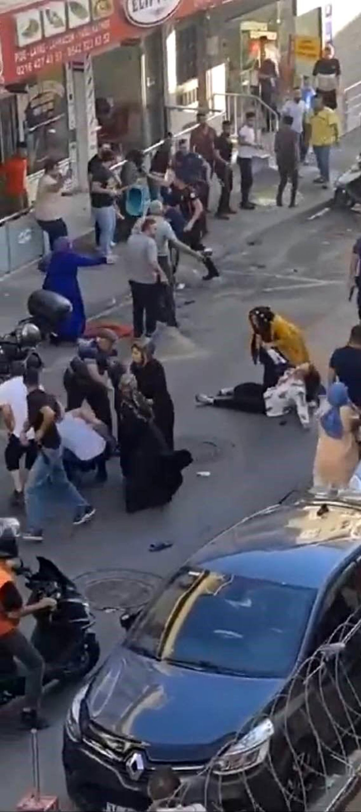 Maltepe\'de trafikte yol verme kavgasında 1 kişi öldü, 6 kişi yaralandı