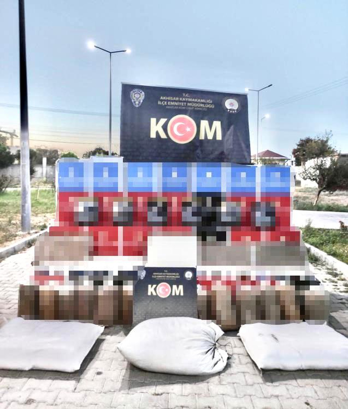 Manisa\'da yapılan baskında 1 ton 10 kilogram bandrolsüz tütün ve yüz binlerce makaron ele geçirildi