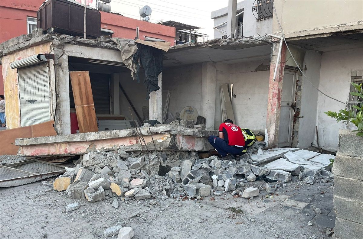Tarsus\'ta müstakil evin cephe duvarı çöktü, çocuk yaralandı