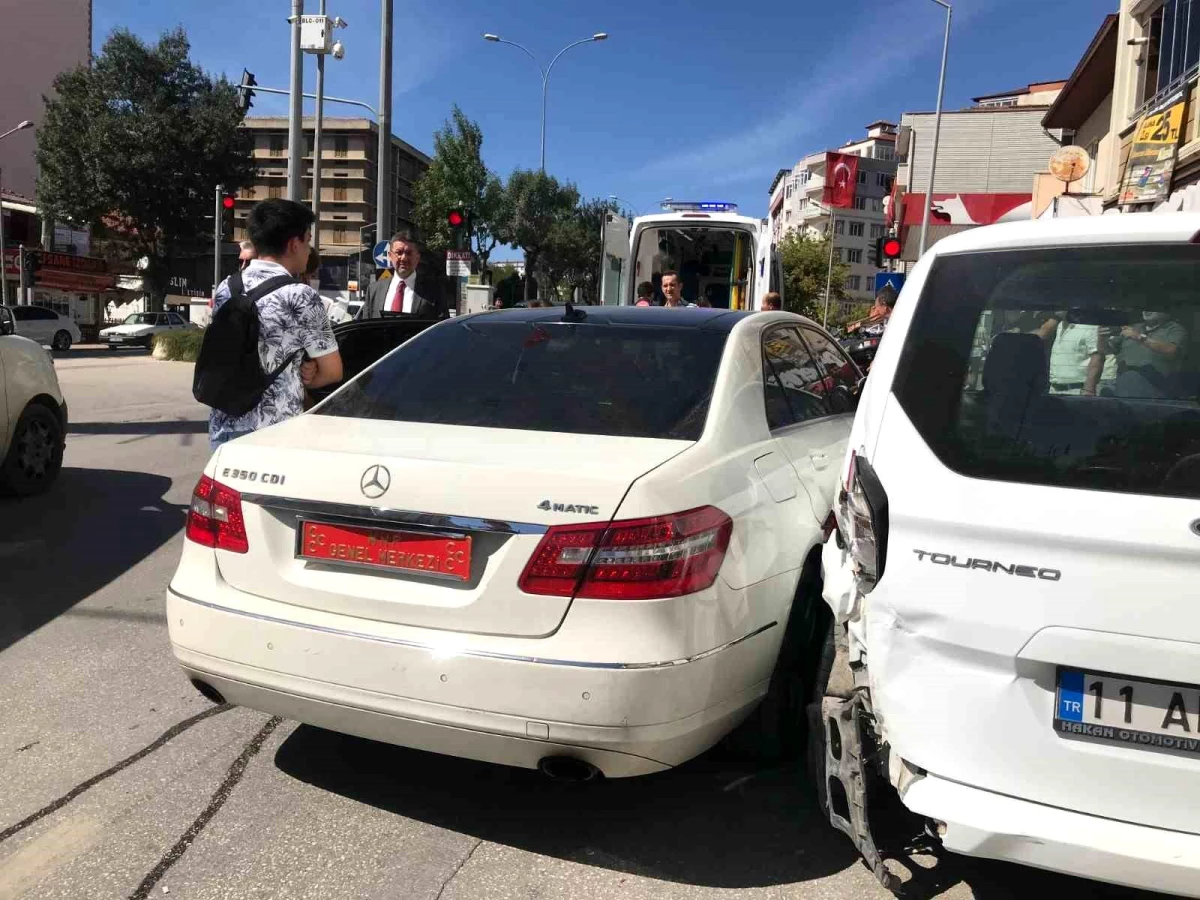 MHP Genel Başkan Yardımcısı İzzet Ulvi Yönter\'in koruma aracı kaza yaptı