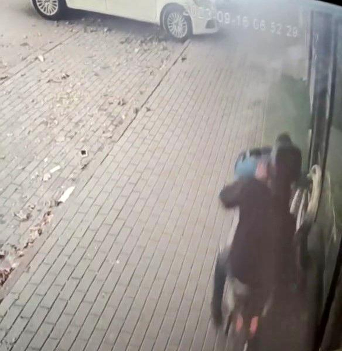 İnegöl\'de Nalburun Önünden Tel Çalan Şüpheliler Güvenlik Kamerasına Yakalandı