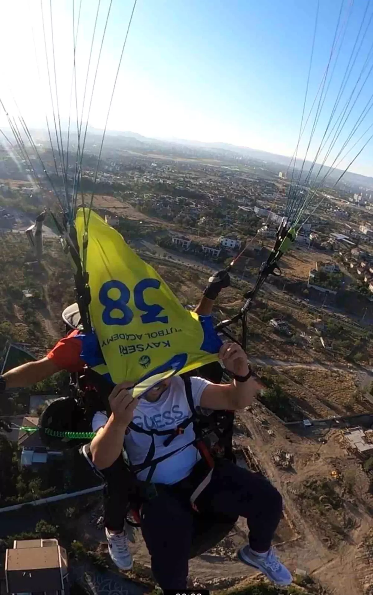 Kayseri Futbol Academy, Yamaç Paraşütü Pilotu Futbolcuyla İmza Töreni Yaptı