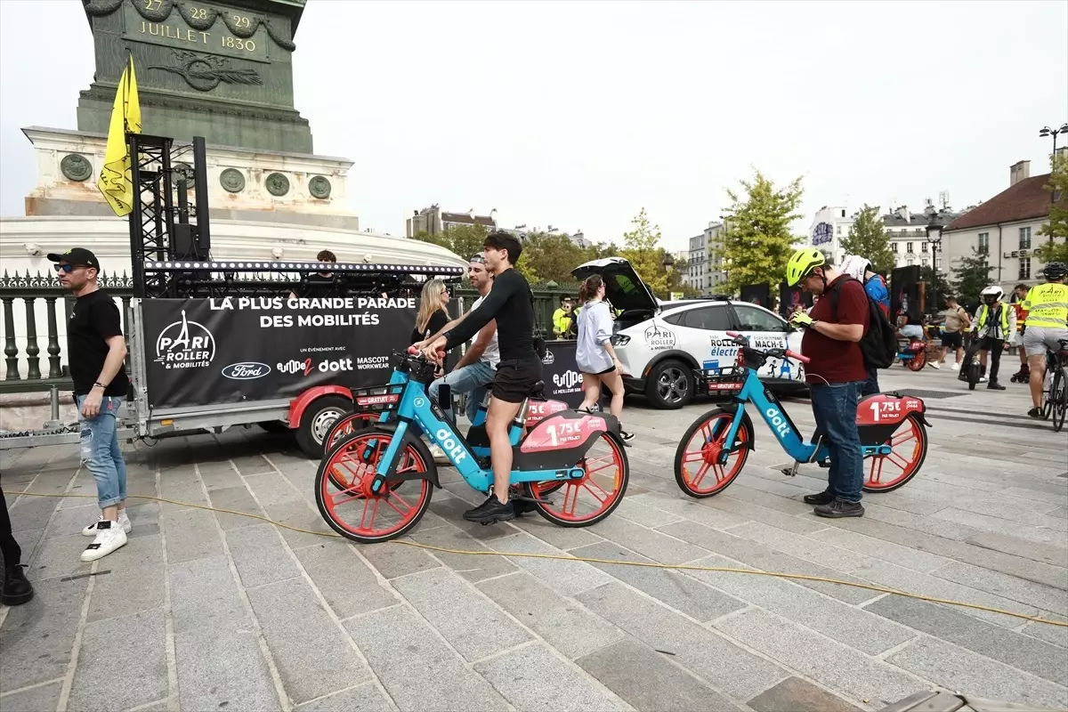 Paris\'te Avrupa Hareketlilik Haftası kapsamında bisiklet ve paten turu düzenlendi