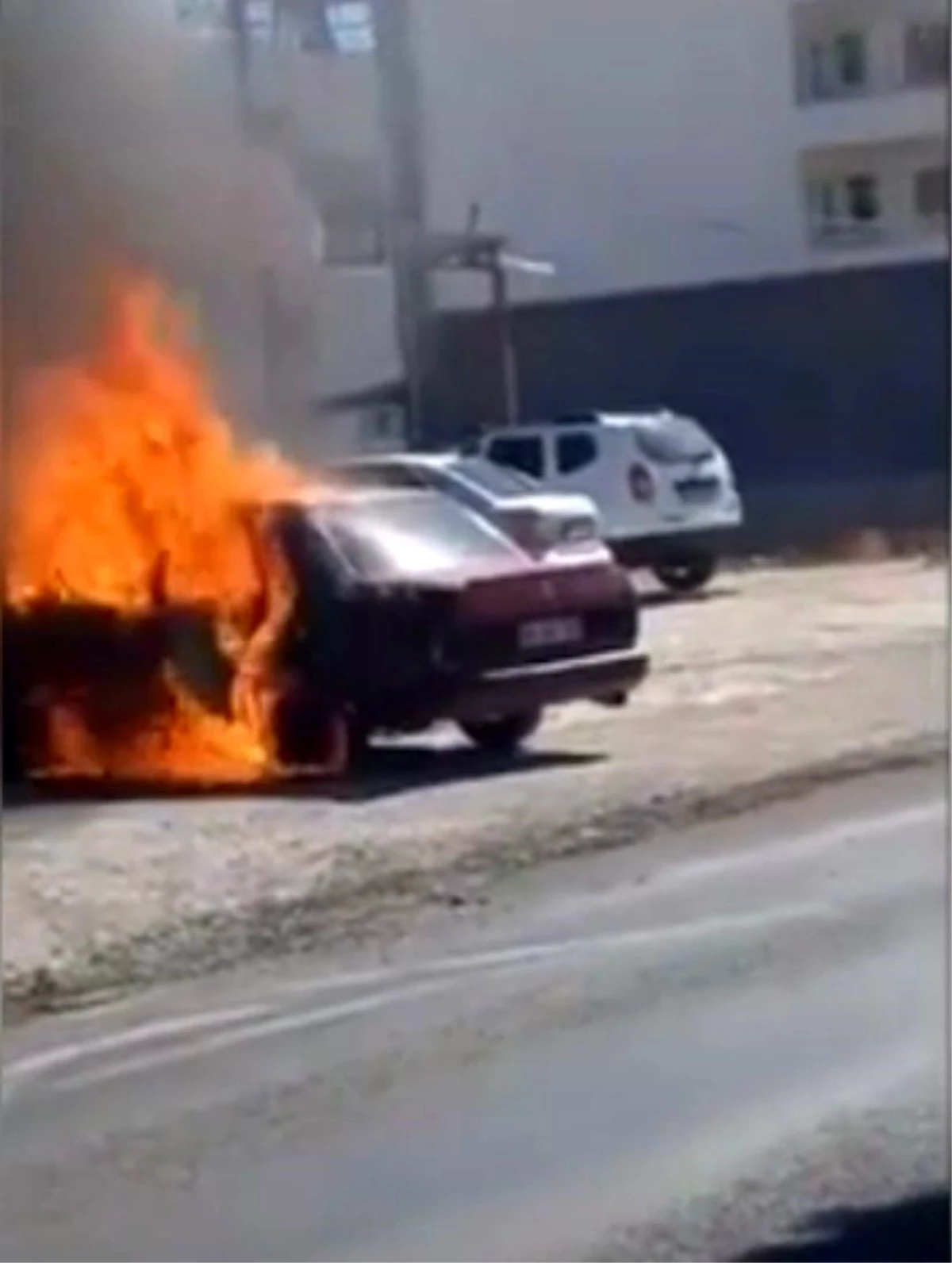 Elazığ\'da Park Halindeki Araçta Yangın Çıktı